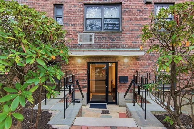 52 Brompton Road 52, Great Neck, NY 11021