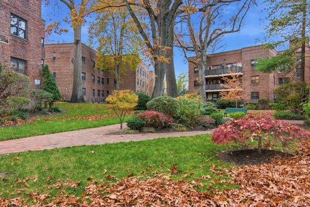 52 Brompton Road 52, Great Neck, NY 11021