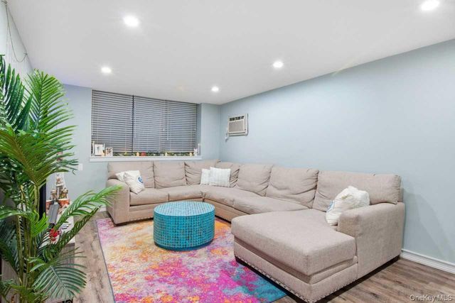 52 Brompton Road 52, Great Neck, NY 11021