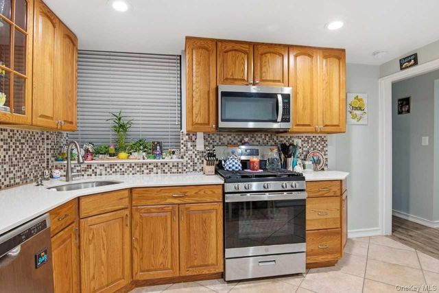 52 Brompton Road 52, Great Neck, NY 11021