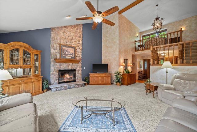 W274N486 Hilltop DRIVE, Waukesha, WI 53188