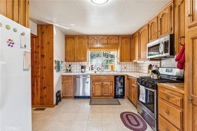 24526 Horst Drive, Crestline, CA 92325