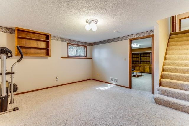 16 N Circle Dr, Mulvane, KS 67110