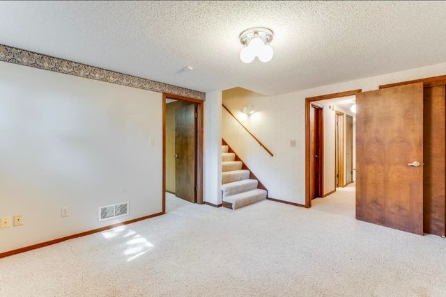 16 N Circle Dr, Mulvane, KS 67110