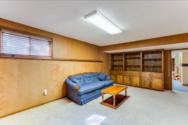 16 N Circle Dr, Mulvane, KS 67110