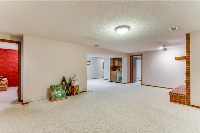 16 N Circle Dr, Mulvane, KS 67110