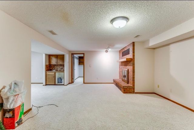 16 N Circle Dr, Mulvane, KS 67110