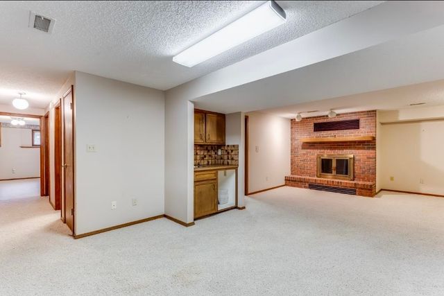 16 N Circle Dr, Mulvane, KS 67110