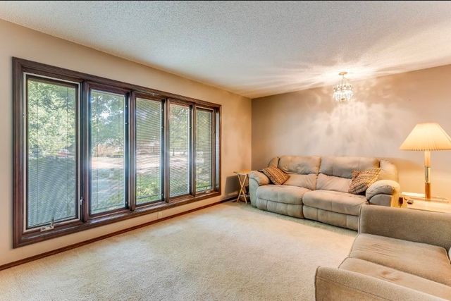 16 N Circle Dr, Mulvane, KS 67110