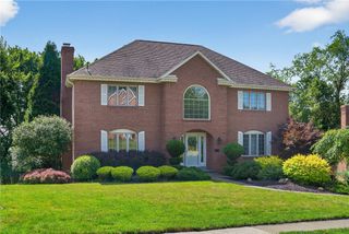 2455 Dogwood Dr, Franklin Park, PA 15090
