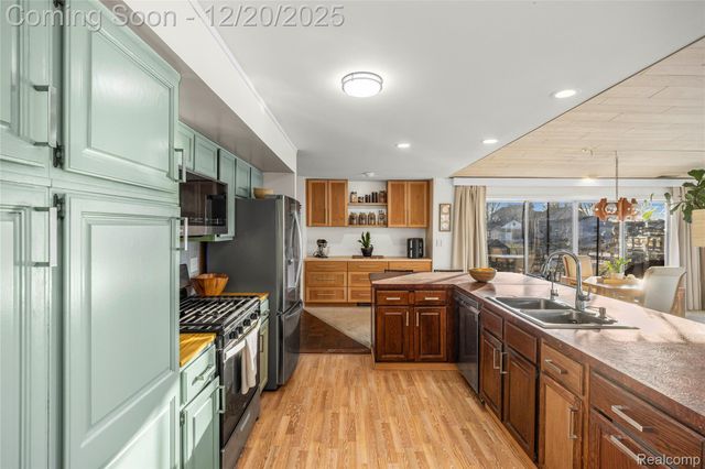 38027 Mallast Street, Harrison Charter Township, MI 48045