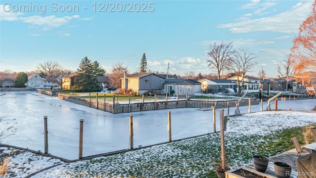 38027 Mallast Street, Harrison Charter Township, MI 48045