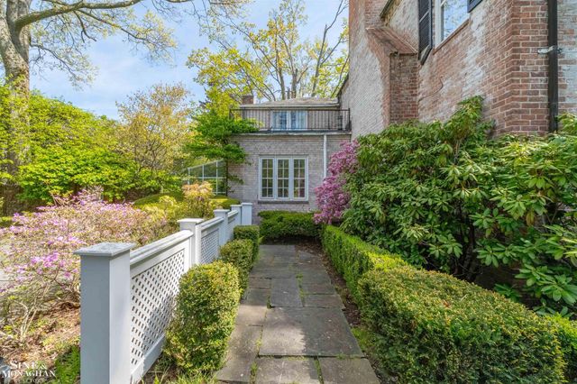 481 Kercheval Avenue, Grosse Pointe Farms, MI 48236