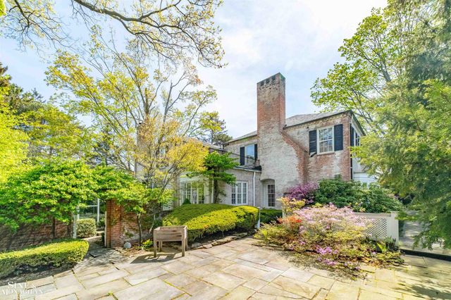 481 Kercheval Avenue, Grosse Pointe Farms, MI 48236