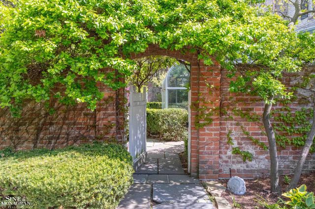 481 Kercheval Avenue, Grosse Pointe Farms, MI 48236