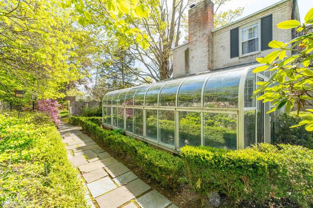 481 Kercheval Avenue, Grosse Pointe Farms, MI 48236
