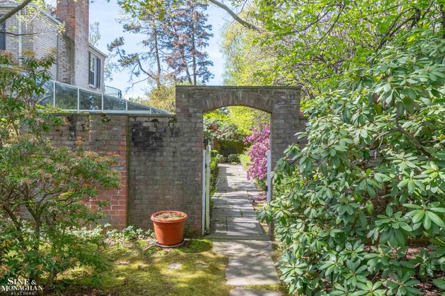 481 Kercheval Avenue, Grosse Pointe Farms, MI 48236