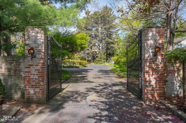 481 Kercheval Avenue, Grosse Pointe Farms, MI 48236