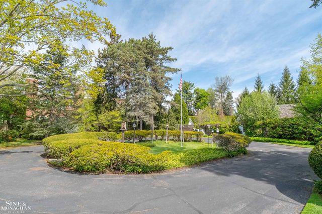 481 Kercheval Avenue, Grosse Pointe Farms, MI 48236