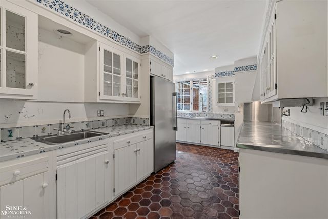 481 Kercheval Avenue, Grosse Pointe Farms, MI 48236