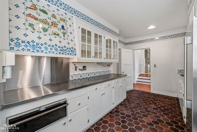 481 Kercheval Avenue, Grosse Pointe Farms, MI 48236