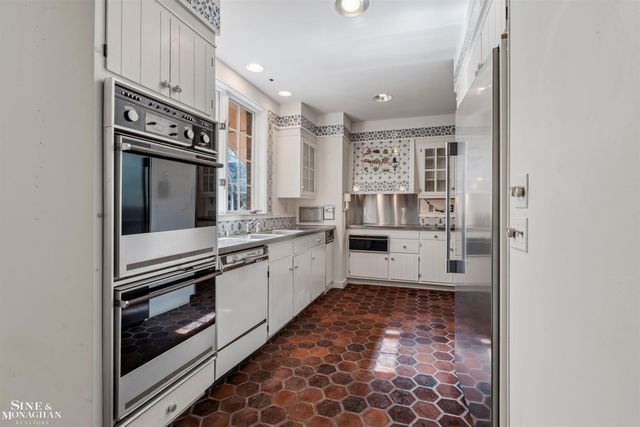 481 Kercheval Avenue, Grosse Pointe Farms, MI 48236