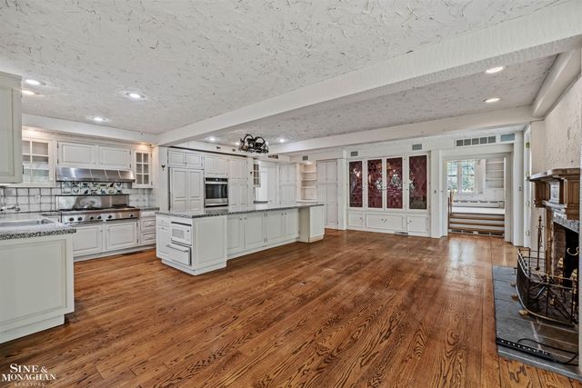 481 Kercheval Avenue, Grosse Pointe Farms, MI 48236