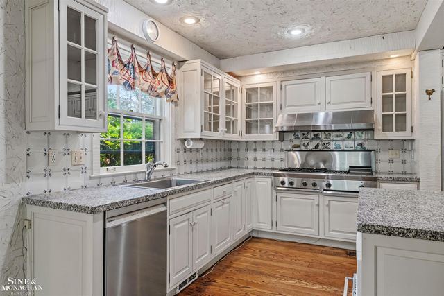 481 Kercheval Avenue, Grosse Pointe Farms, MI 48236