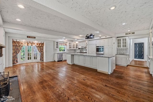 481 Kercheval Avenue, Grosse Pointe Farms, MI 48236