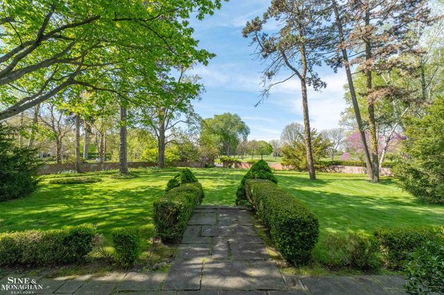 481 Kercheval Avenue, Grosse Pointe Farms, MI 48236
