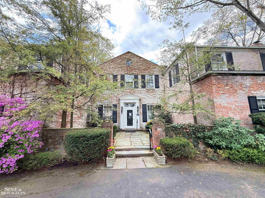 481 Kercheval Avenue, Grosse Pointe Farms, MI 48236
