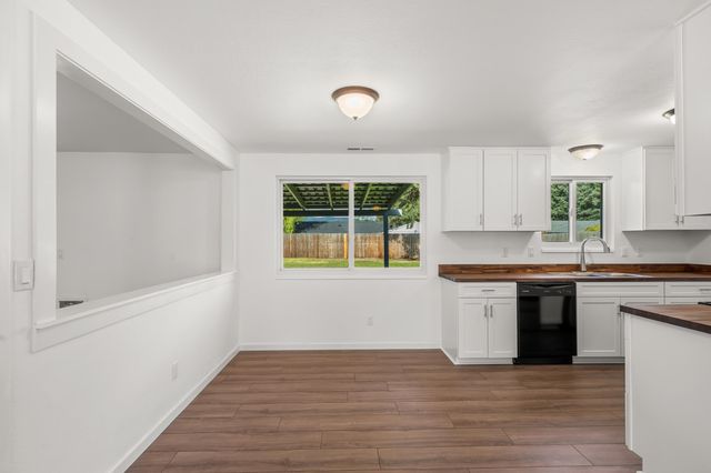 2711 Elliott Avenue, Medford, OR 97501