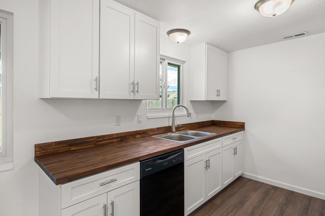 2711 Elliott Avenue, Medford, OR 97501