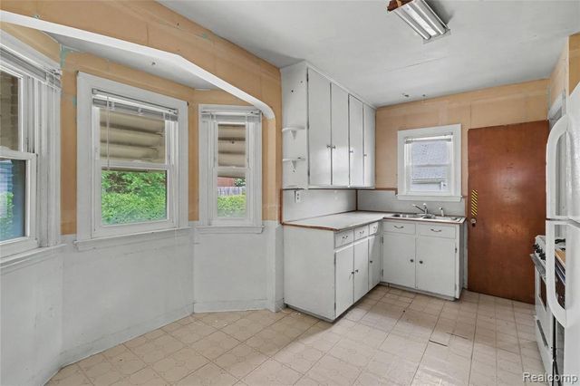 1129 E Bristol Road, Burton, MI 48529