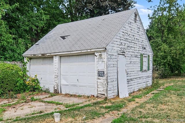 1129 E Bristol Road, Burton, MI 48529