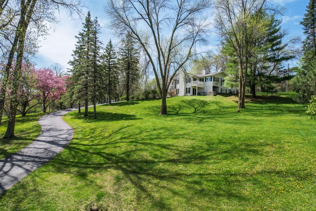 2211 Lenwood Drive SW, Rochester, MN 55902