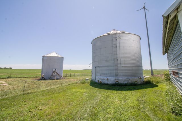 270 31st Street, Hills, MN 56138