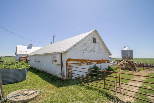 270 31st Street, Hills, MN 56138