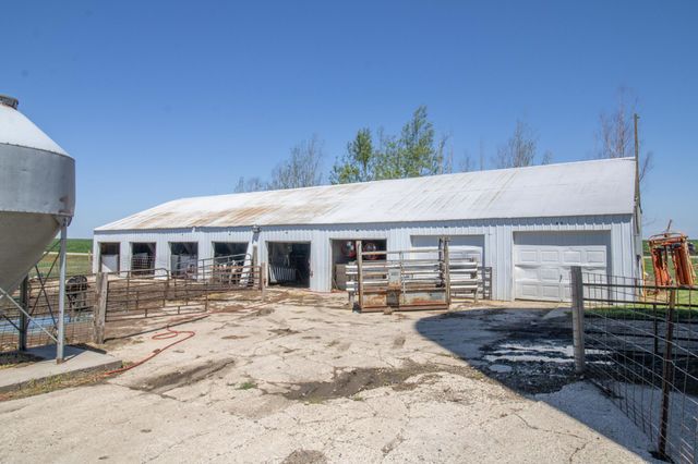 270 31st Street, Hills, MN 56138