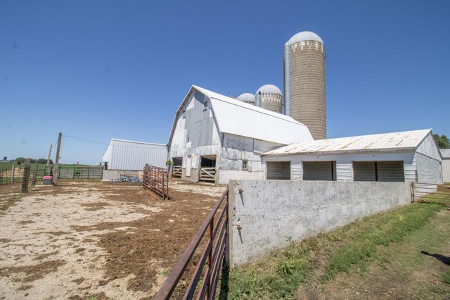 270 31st Street, Hills, MN 56138