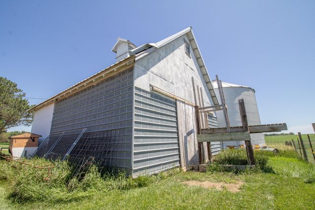 270 31st Street, Hills, MN 56138