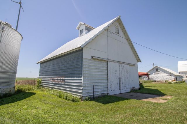 270 31st Street, Hills, MN 56138