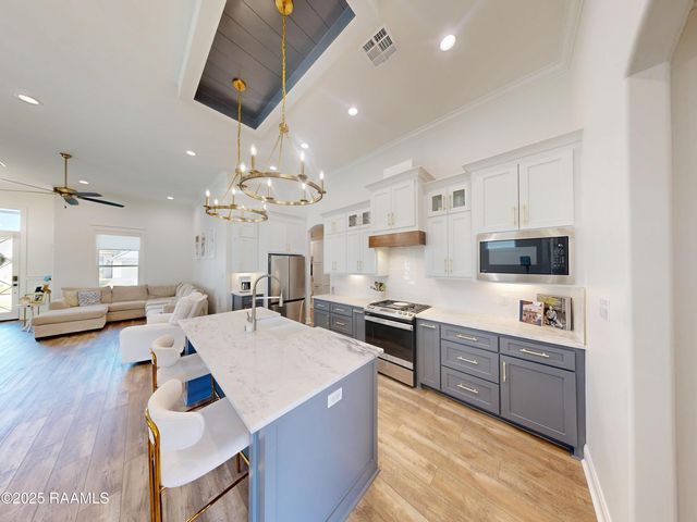 122 Lakes Edge Drive, Broussard, LA 70518