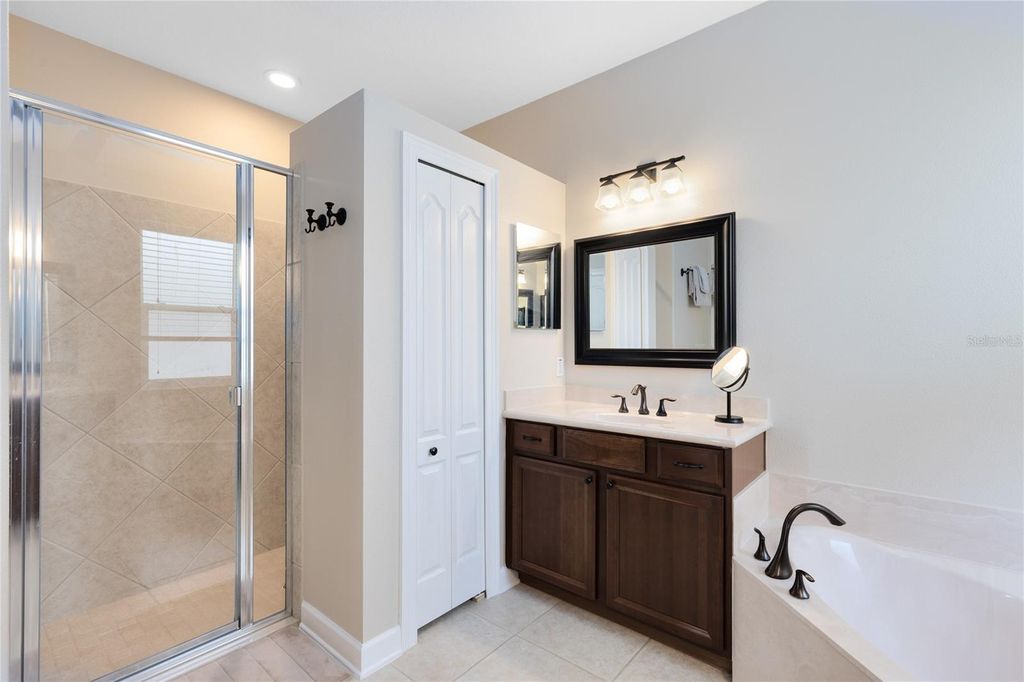 Image 23 of property listing at 9958 OAK QUARRY DRIVE, Orlando, FL 32832