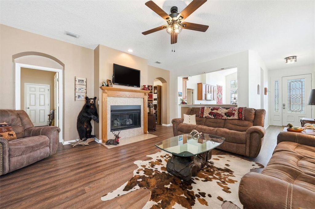 Image 13 of property listing at 5135 INDIAN OCEAN LOOP, Tavares, FL 32778