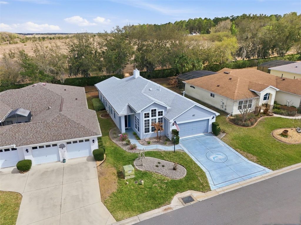 Image 3 of property listing at 5135 INDIAN OCEAN LOOP, Tavares, FL 32778