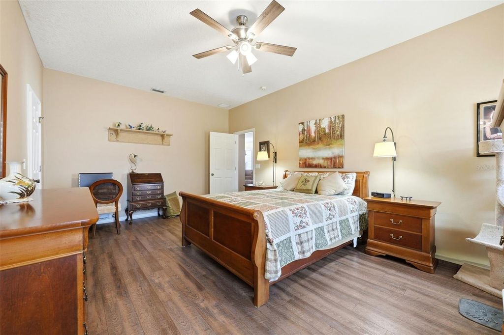 Image 24 of property listing at 5135 INDIAN OCEAN LOOP, Tavares, FL 32778