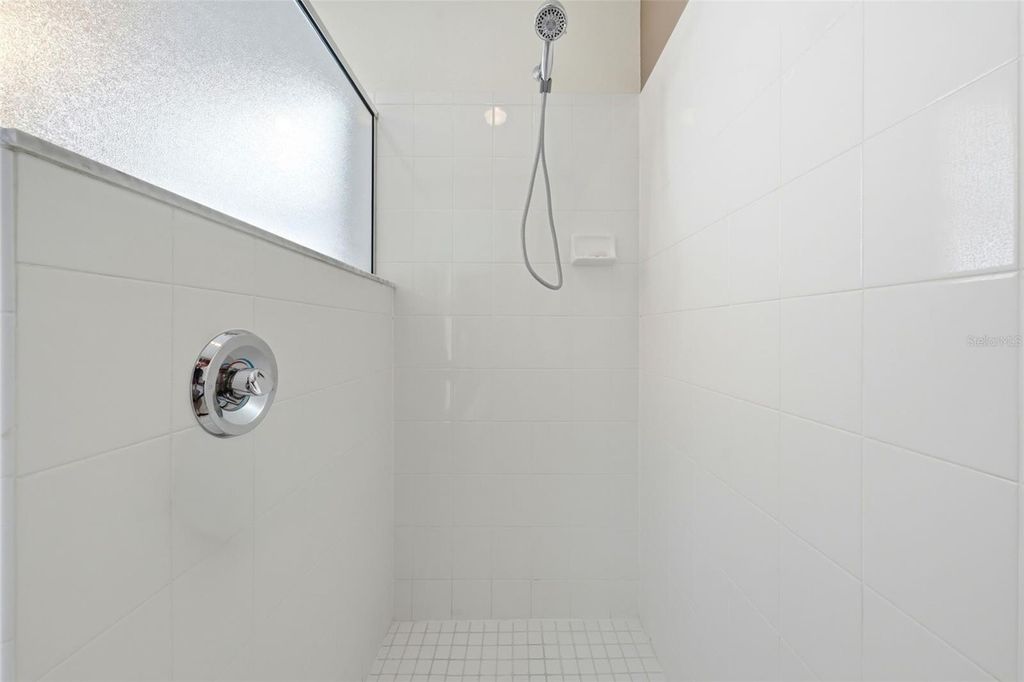 Image 28 of property listing at 5135 INDIAN OCEAN LOOP, Tavares, FL 32778