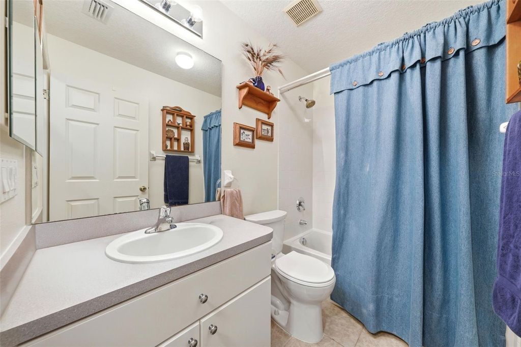 Image 33 of property listing at 5135 INDIAN OCEAN LOOP, Tavares, FL 32778