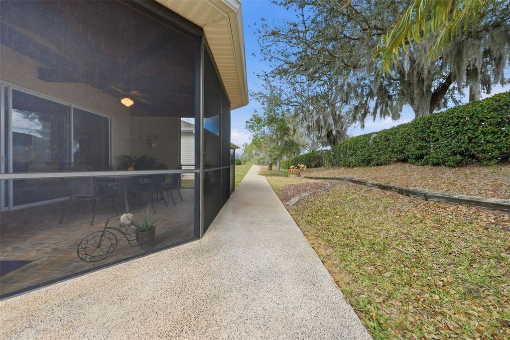 Image 41 of property listing at 5135 INDIAN OCEAN LOOP, Tavares, FL 32778